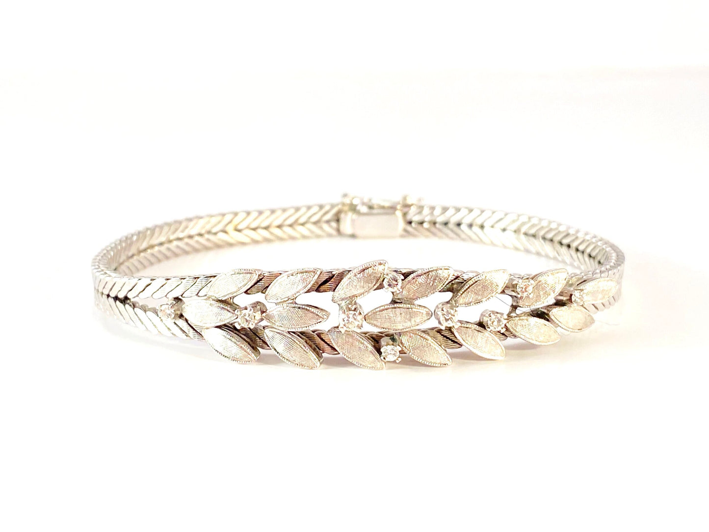 Diamantarmbåndet er i 14K Hvitt Gull med diamanter