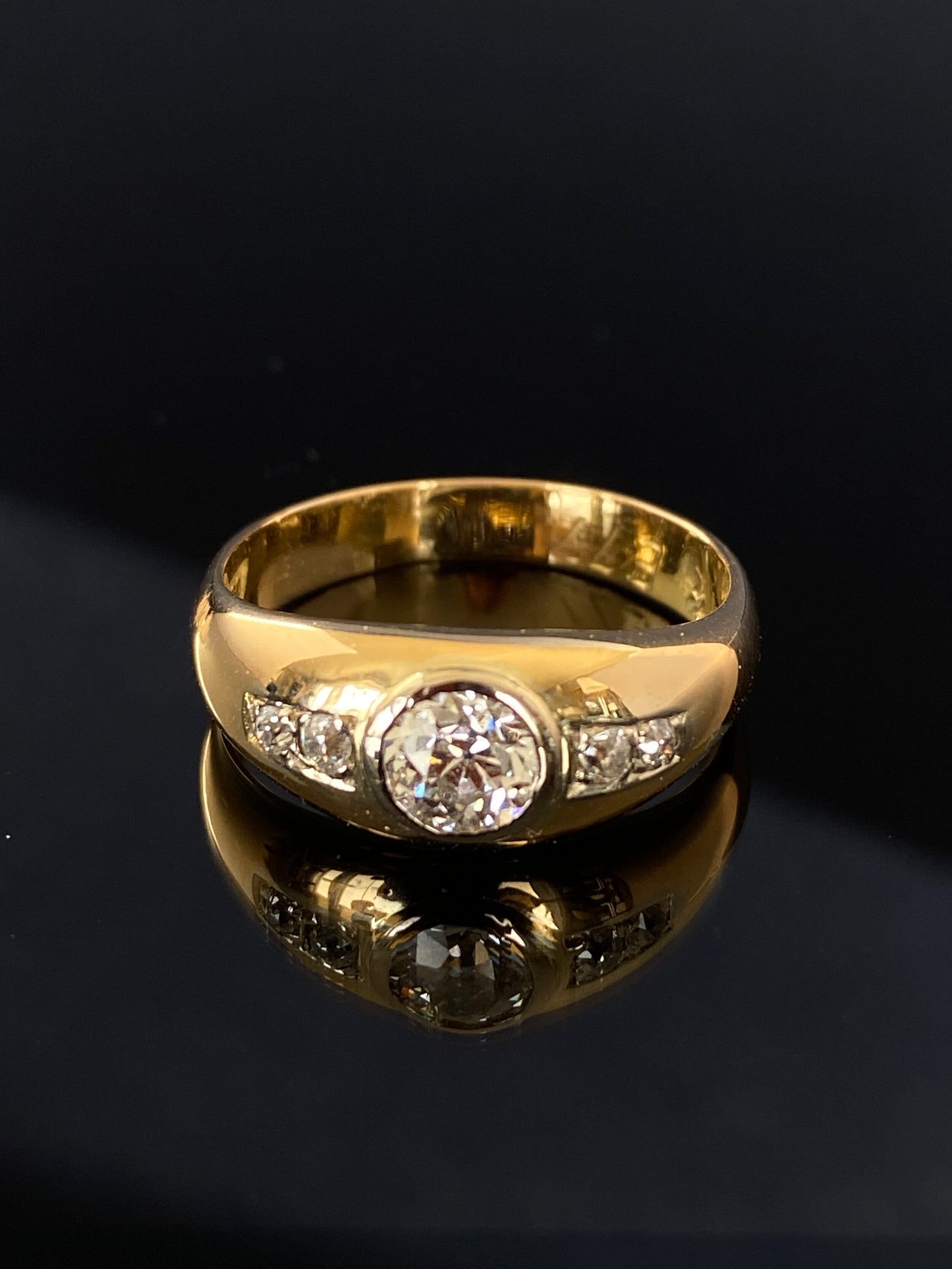 Gullring med diamanter. Gypsy ring som passer til herre og dame