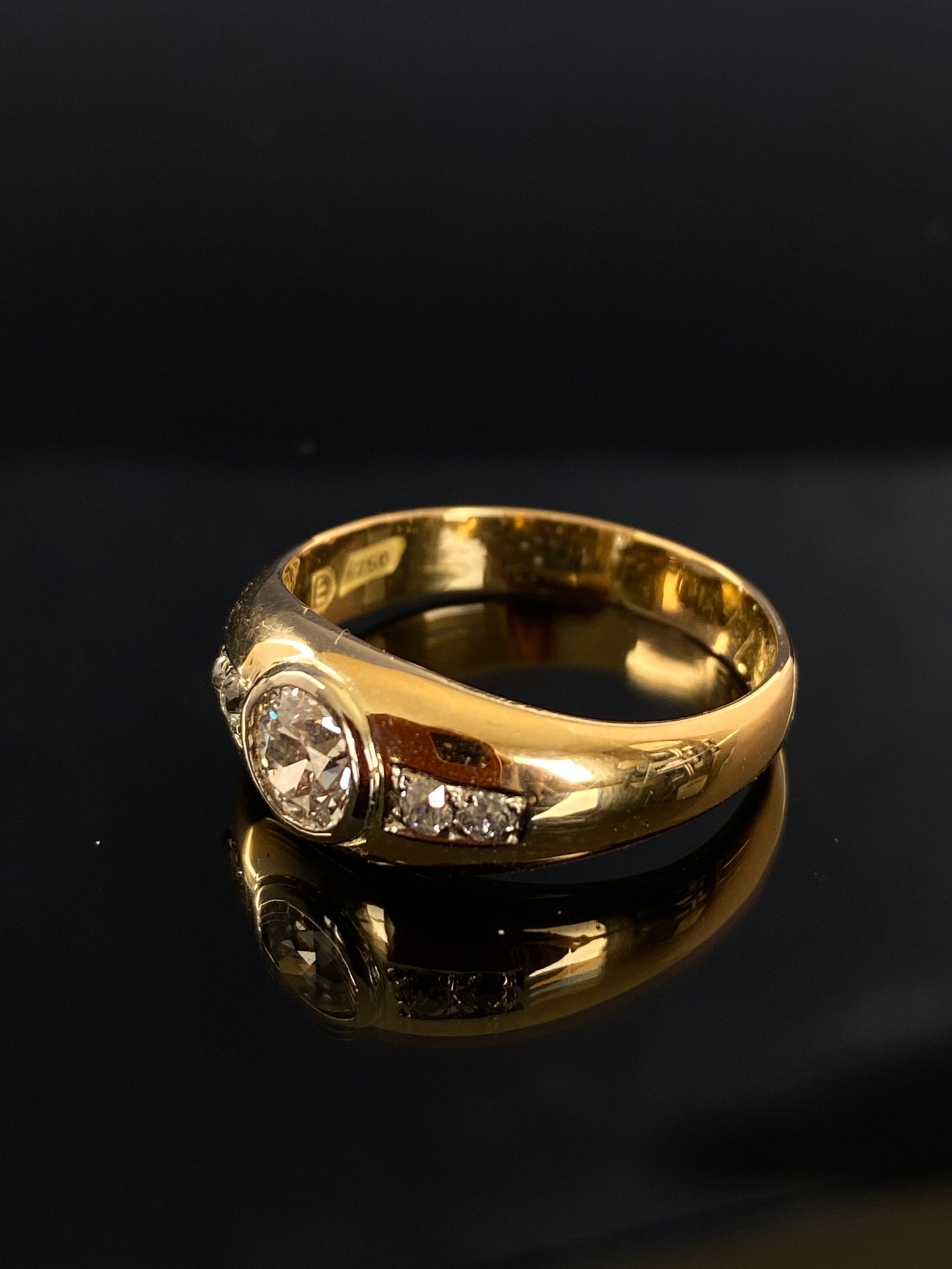 Gullring med diamanter. Gypsy ring som passer til herre og dame