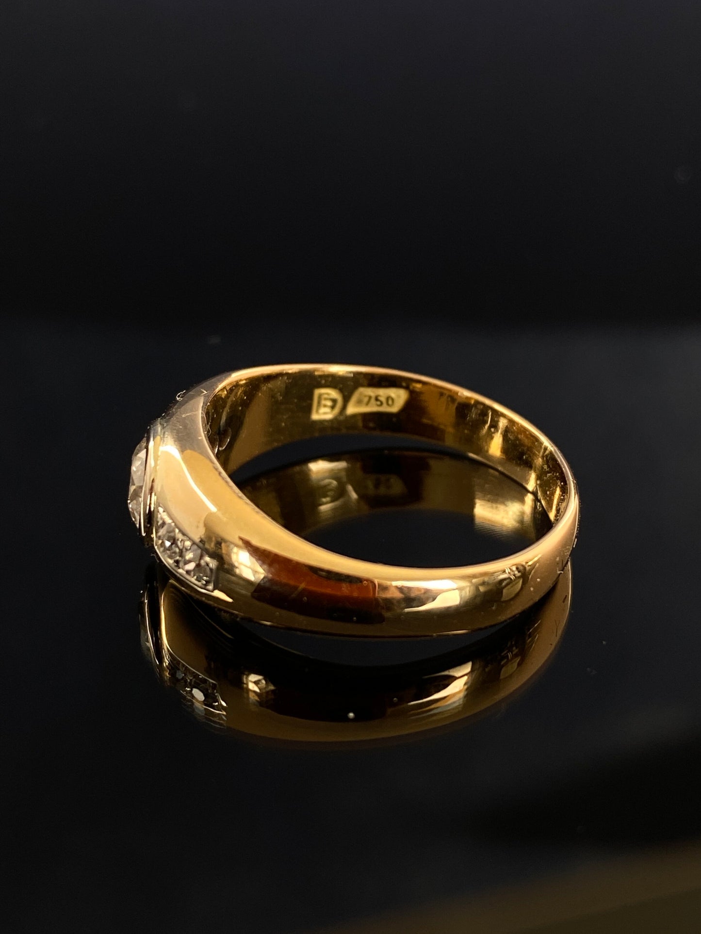 Gullring med diamanter. Gypsy ring som passer til herre og dame