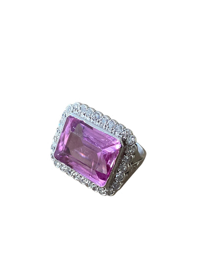 Ring i platina med stor rosa sten omkranset av Diamanter.