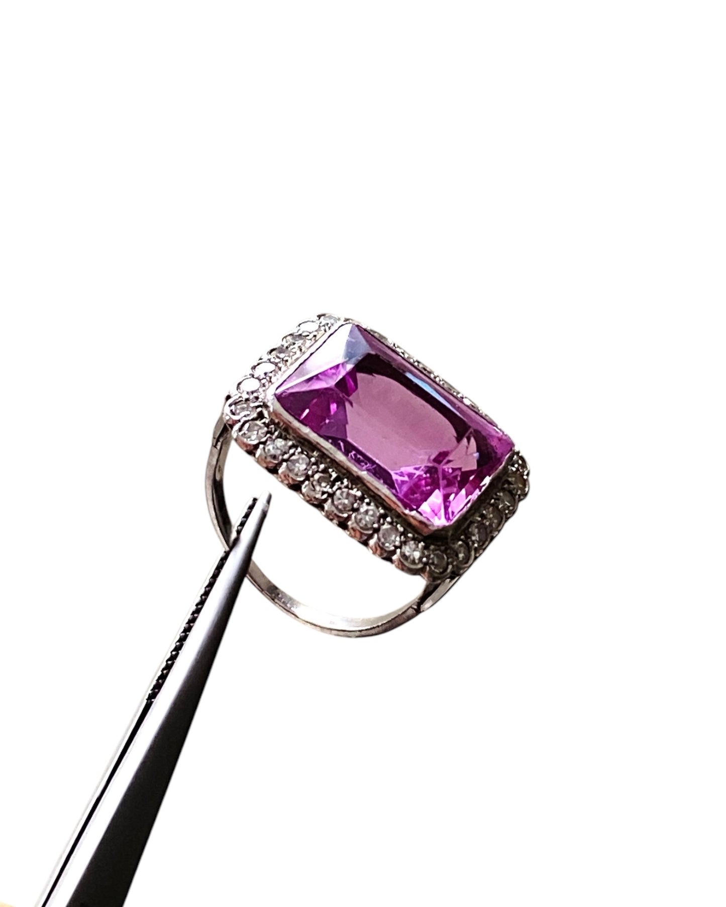 Ring i platina med diamanter og stor rosa sten.