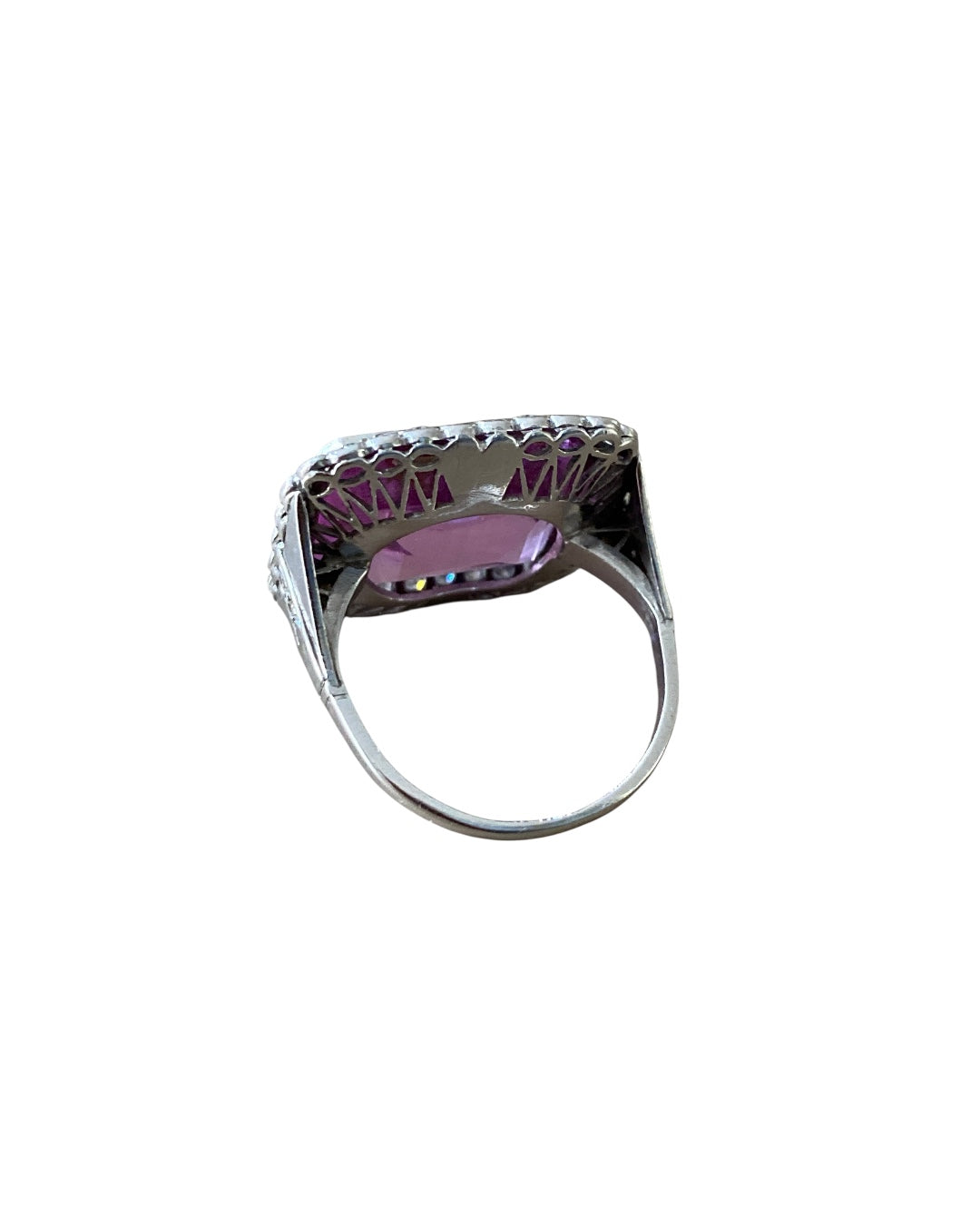Ring i platina med stor rosa sten omkranset av Diamanter.