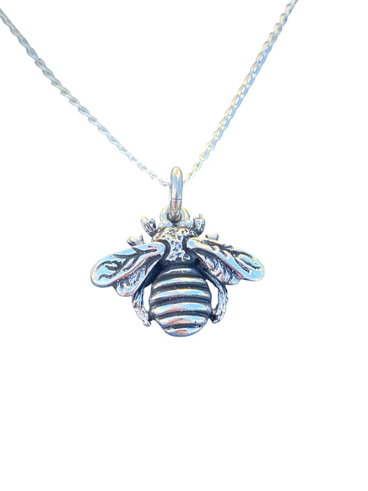 Håndlaget bie anheng i oksidert 925 Sterlingsølv