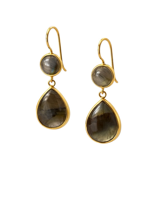Labradorit øredobber i 18k forgylt sterlingsølv – dråpeformede øreanheng med natursten