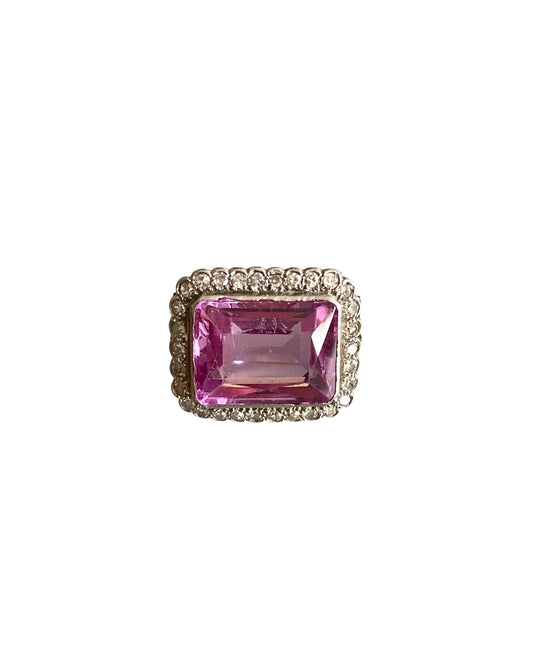 Ring i platina med diamanter og stor rosa sten.