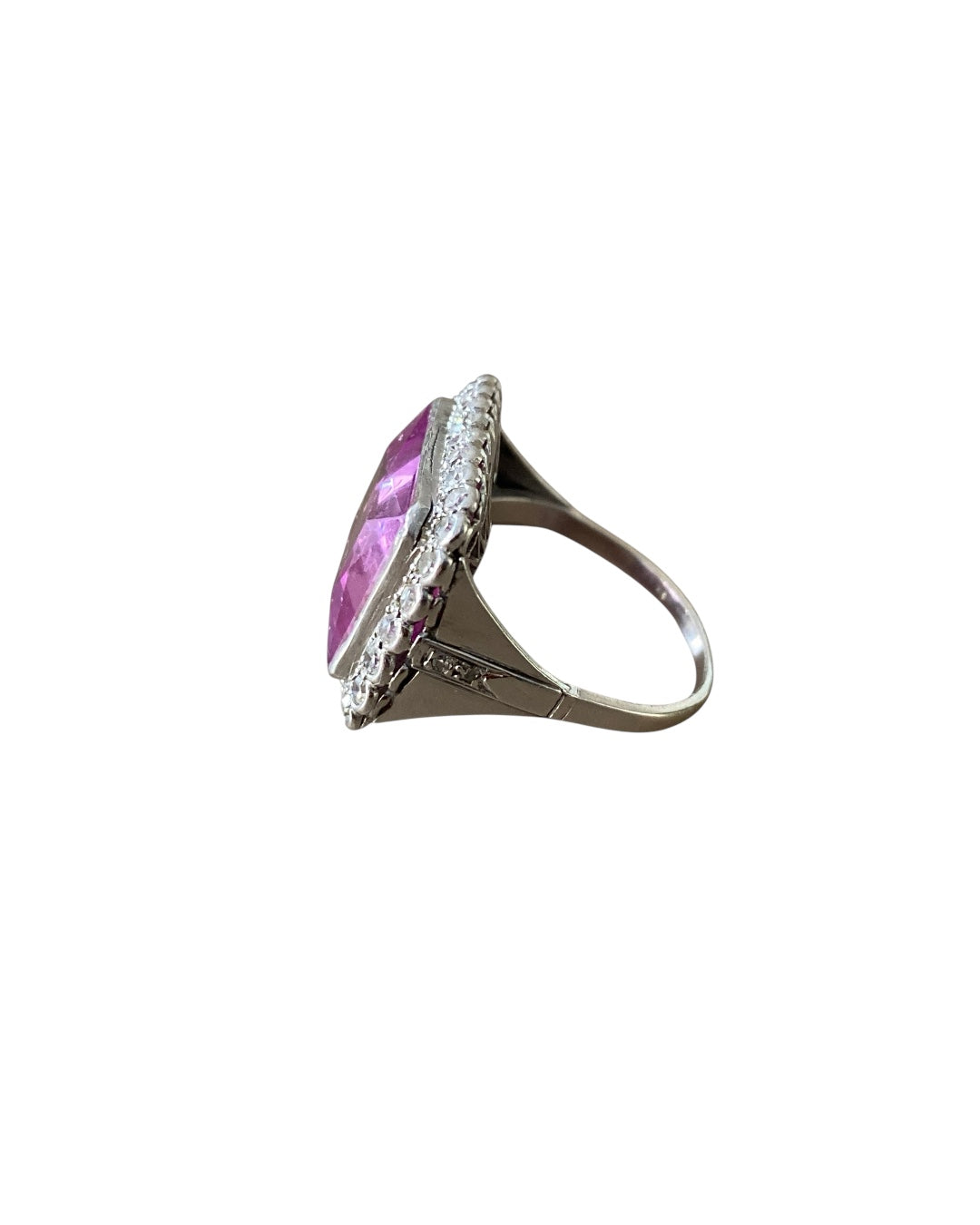 Ring i platina med stor rosa sten omkranset av Diamanter.