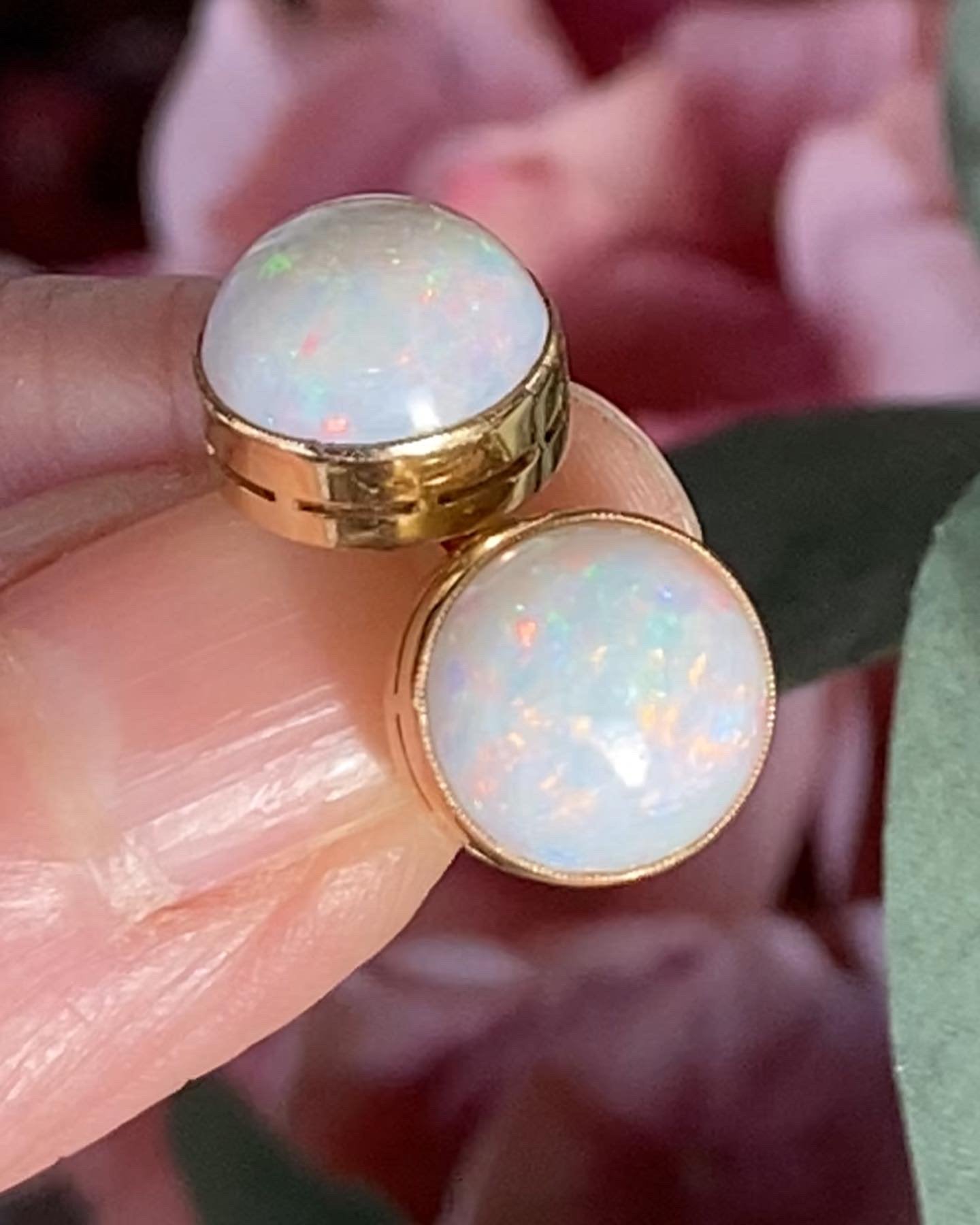 18K Opal Cabochon Øredobber