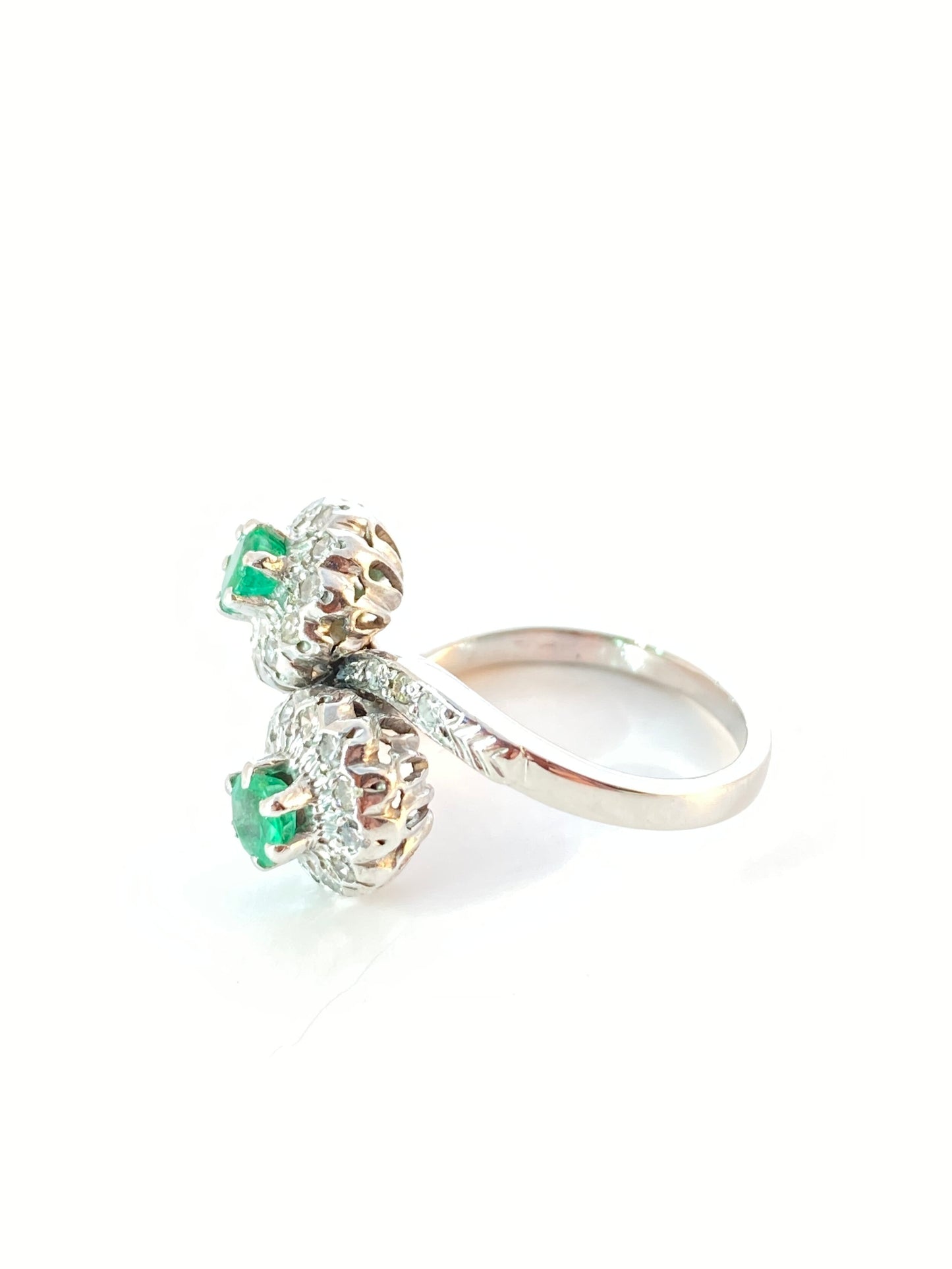 Art Deco “Toi Et Moi” Gullring i 14K hvitt gull med to Smaragder omkranset av Diamanter