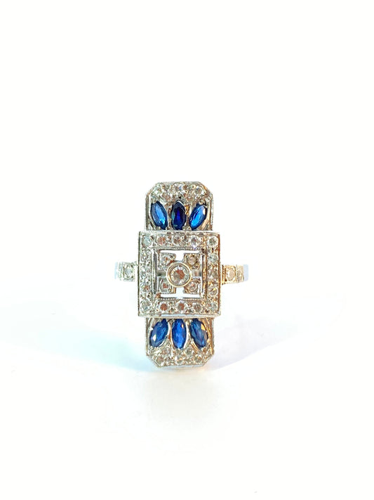 Stor og flott Art Deco Diamant og Safir ring i 14K hvitt gul. 