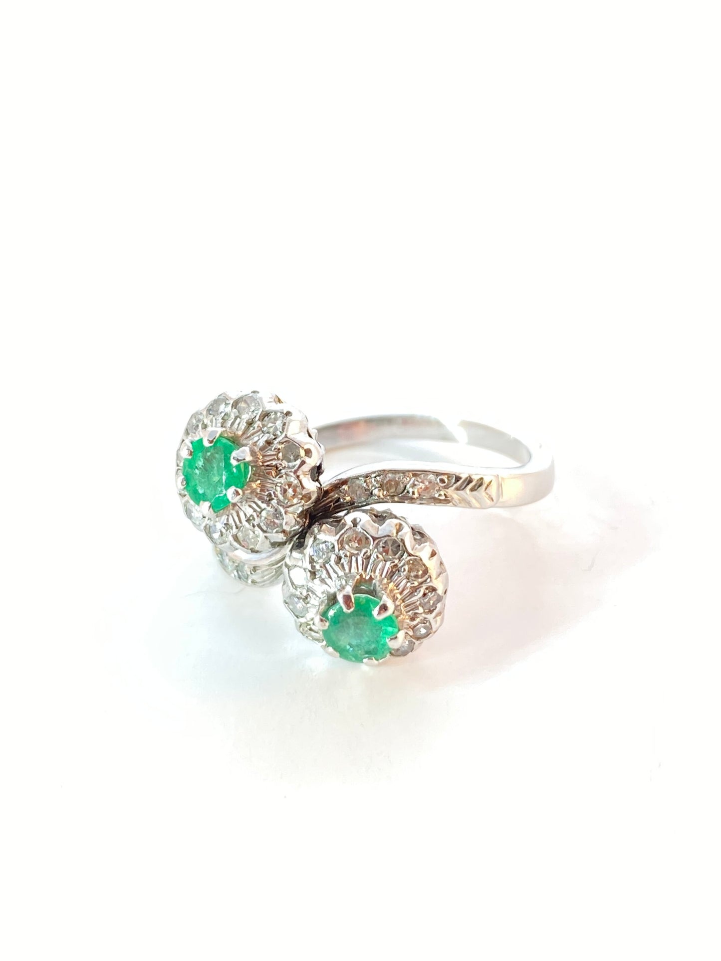 Art Deco “Toi Et Moi” Gullring i 14K hvitt gull med to Smaragder omkranset av Diamanter