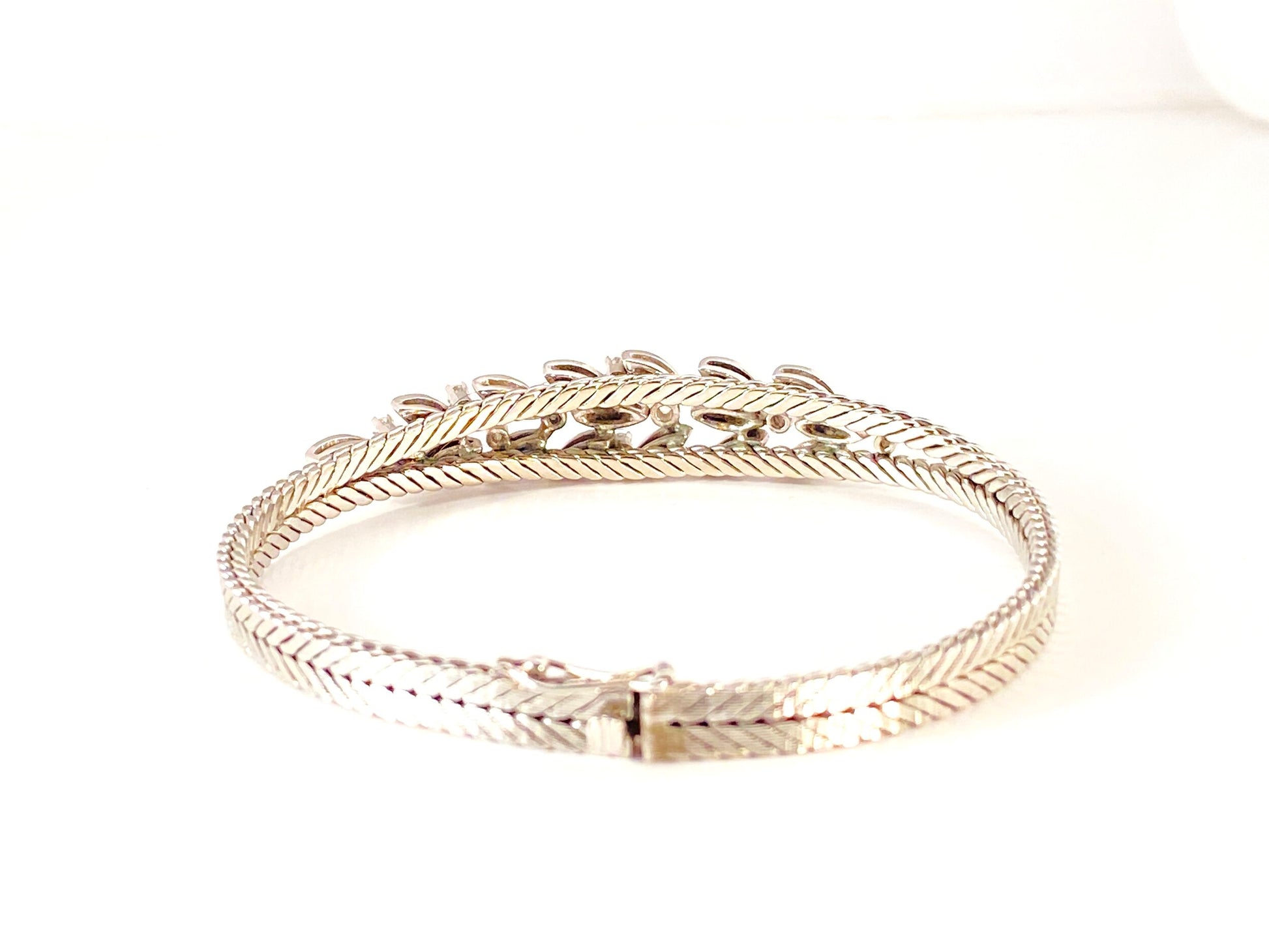 Diamantarmbåndet er i 14K Hvitt Gull med diamanter
