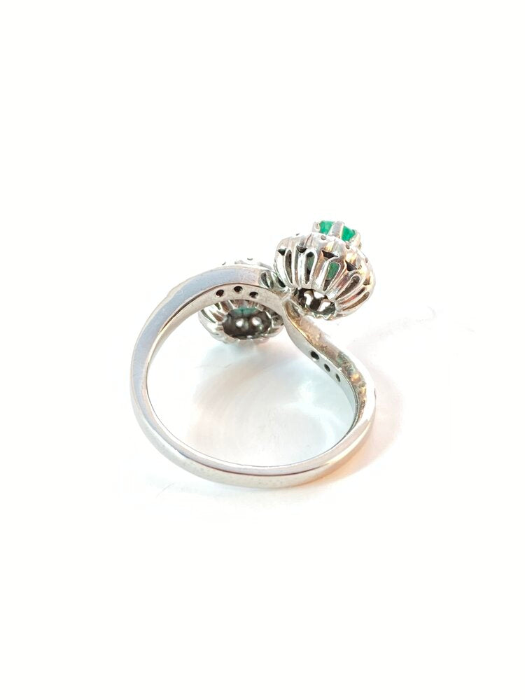 Art Deco “Toi Et Moi” Gullring i 14K hvitt gull med to Smaragder omkranset av Diamanter